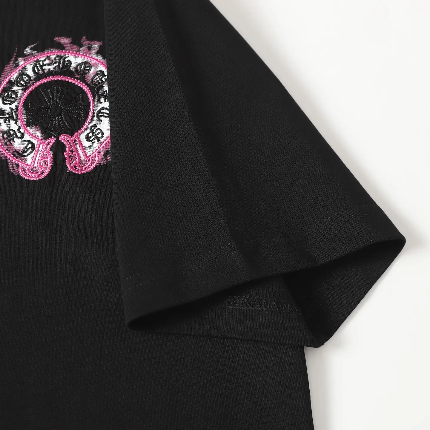 🅿️190 COME HEARTSCH/Cro Heart Purple Horseshoe Printed Embroidered Short Sleeve T-shirt Uses direct injection imported machine printing hardware and accessories, all custom-made, embroidery➕printing design Correctly configured black 2025 packaging 280 grams custom-dyed double yarn cotton version Large, loose and stylish Differentiated from the low version, slim and long version, upper body pulls the hips, correct high-density main mark, washed tag, hand-sewn Color: Black/White Size: XS-L